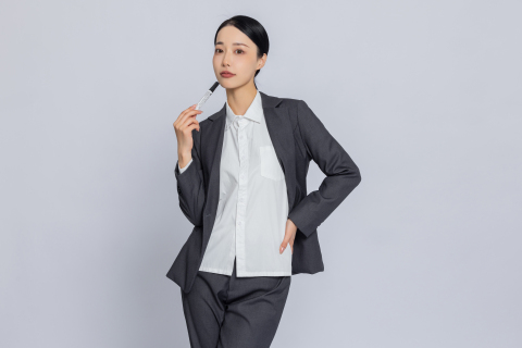 横版女性手叉腰职业装实拍图