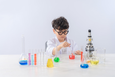 正在做科学实验的小男生高清图