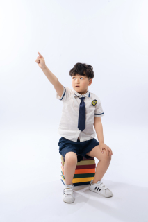 开心的拍照小男生实拍图