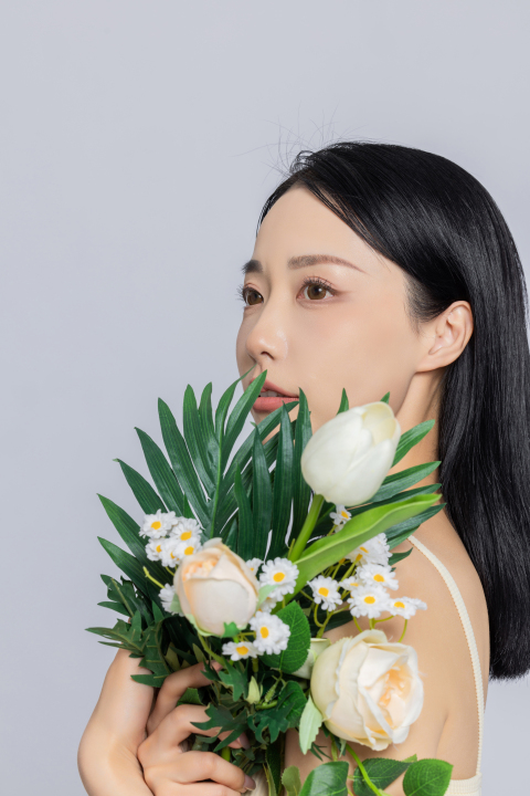 优雅女生手捧花束半身实拍图版权图片下载
