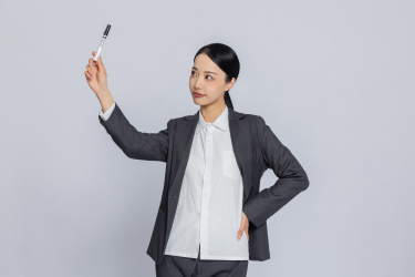 女性职业照手拿笔实拍图