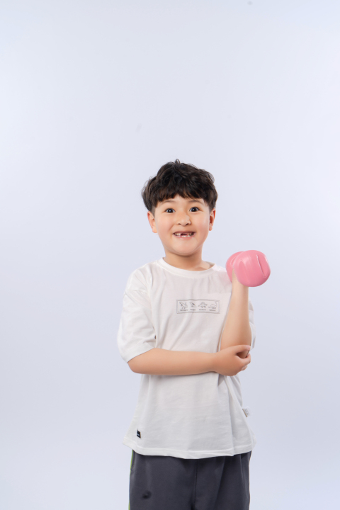 小男孩锻炼实拍图版权图片下载