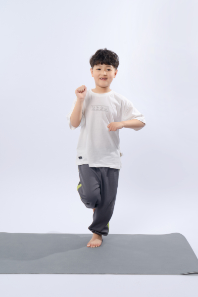 小男孩做锻炼的实拍图