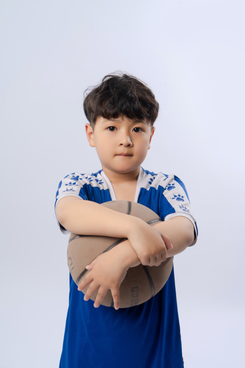 打篮球的小男生写真图版权图片下载