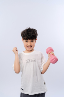 举哑铃的小学生实拍图
