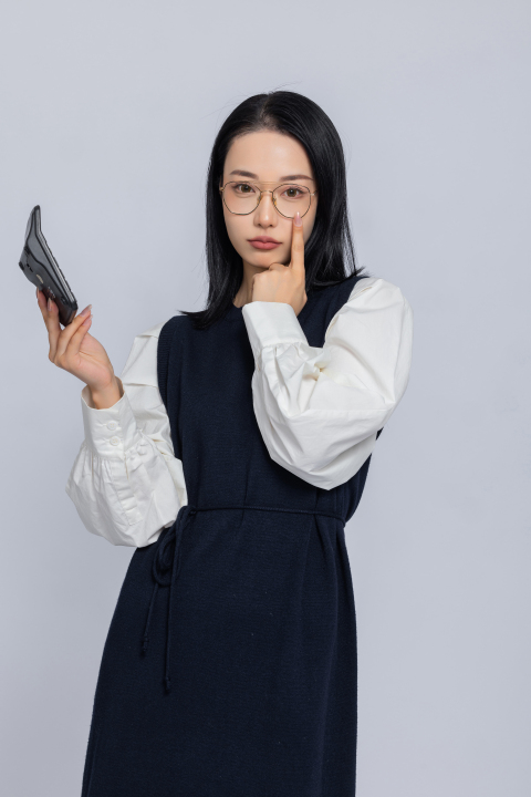女性工作者穿黑色裙子实拍图版权图片下载