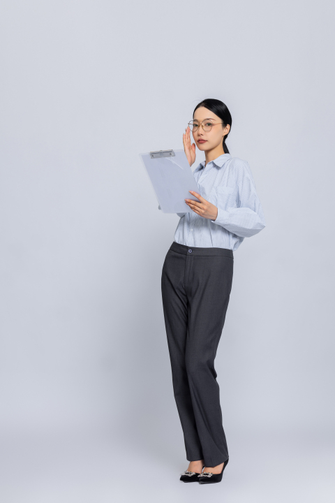 女性工作者查看教材实拍图版权图片下载