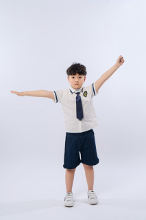 张开双臂拍照的小男孩高清图