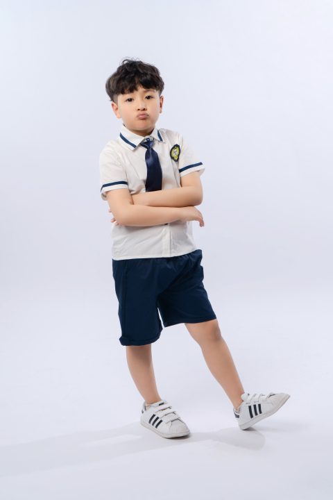 侧面拍照的小学生高清图版权图片下载