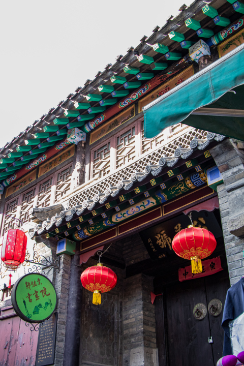 精致的红灯笼和老式房屋高清图版权图片下载