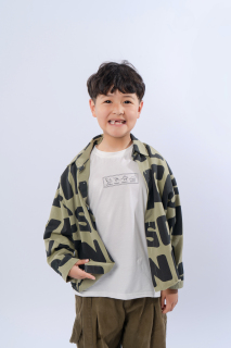 开心的小男孩高清图