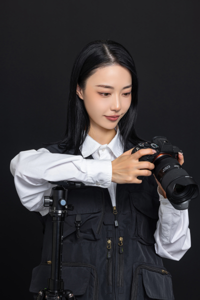 长发女摄影师查看相机高清图