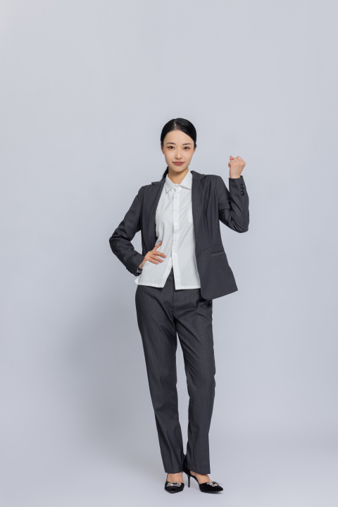 竖版女性职业装叉腰实拍图版权图片下载