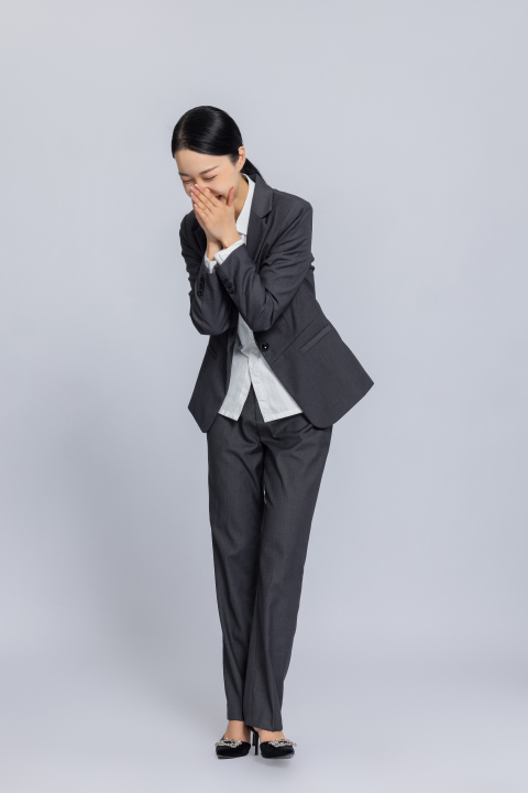 女性捂嘴笑职业照实拍图版权图片下载