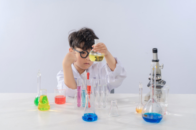 认真观察实验结果的小学霸高清图