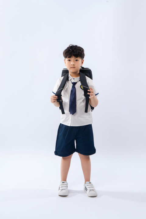 阳光开朗的小学生高清图版权图片下载