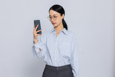 查看手机的女老师高清图