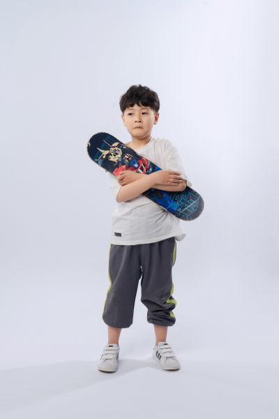 滑板竖着拿的男孩高清图