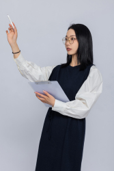 打招呼的女员工实拍图