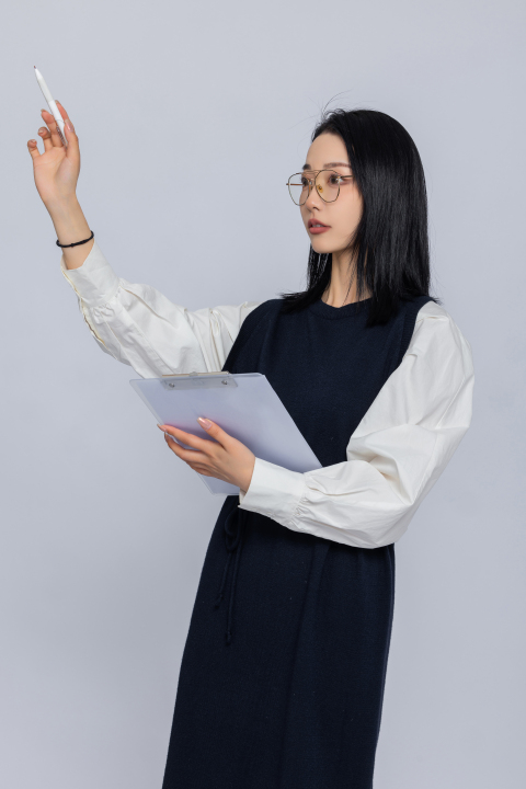 打招呼的女员工实拍图版权图片下载