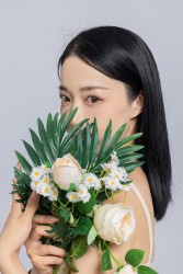 女生手捧鲜花遮挡面部实拍图