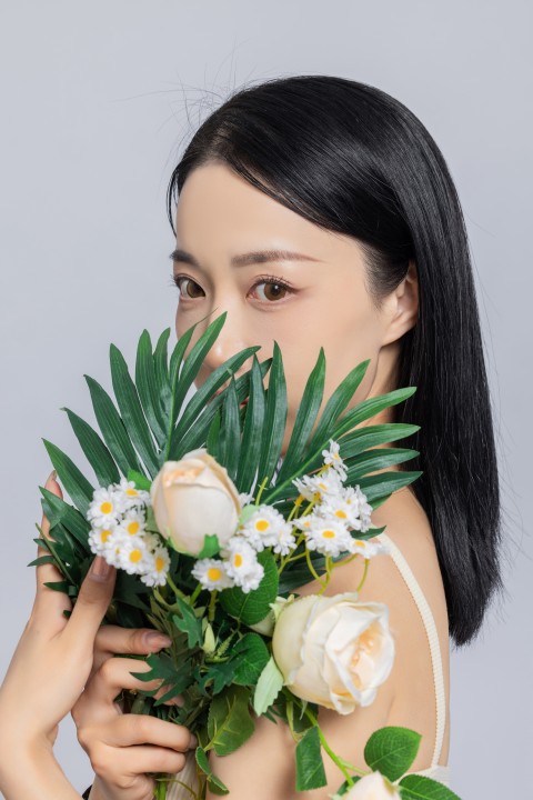 女生手捧鲜花遮挡面部实拍图版权图片下载