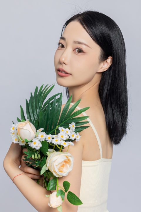 女生手捧鲜花艺术照高清图版权图片下载