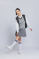 穿校服的俏皮女大学生高清图