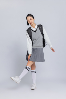 穿校服的俏皮女大学生高清图