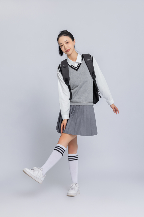 穿校服的俏皮女大学生高清图版权图片下载