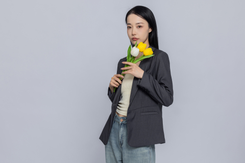 优雅女生手持郁金香侧身照实拍图