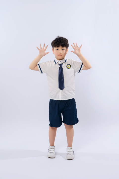非常自然面对镜头的小男孩高清图版权图片下载