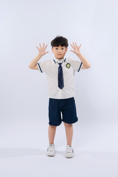 非常自然面对镜头的小男孩高清图
