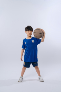 抱着篮球的小男孩高清图