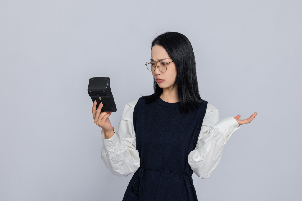 女员工表示无奈高清图版权图片下载
