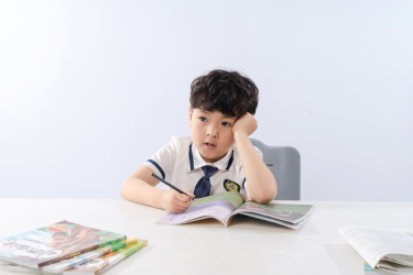 思考问题的小学生高清图