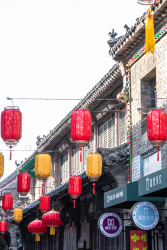巧夺天工的红黄灯笼高清图