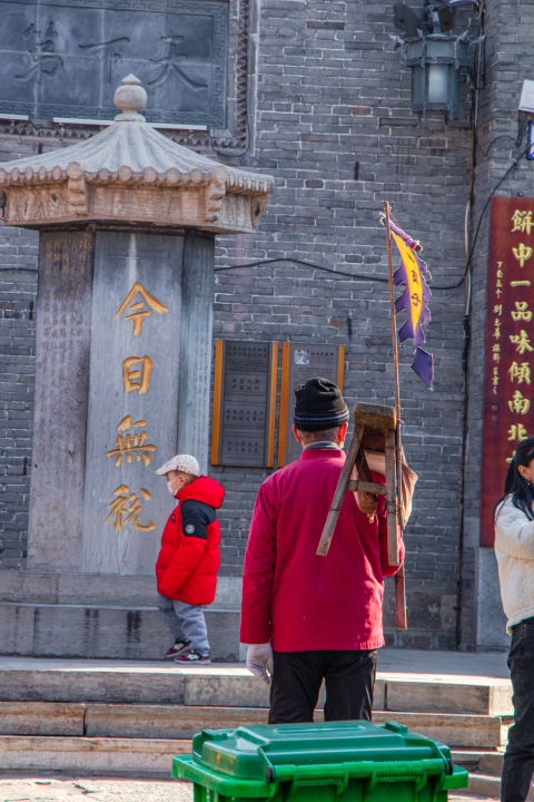 扛着老式板凳的老人高清图版权图片下载
