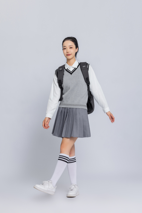 穿校服的女大学生高清图版权图片下载