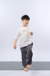 锻炼中的单脚站立小男孩高清图