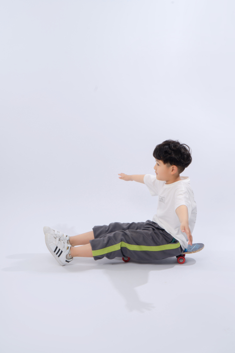 滑板男孩高清图版权图片下载