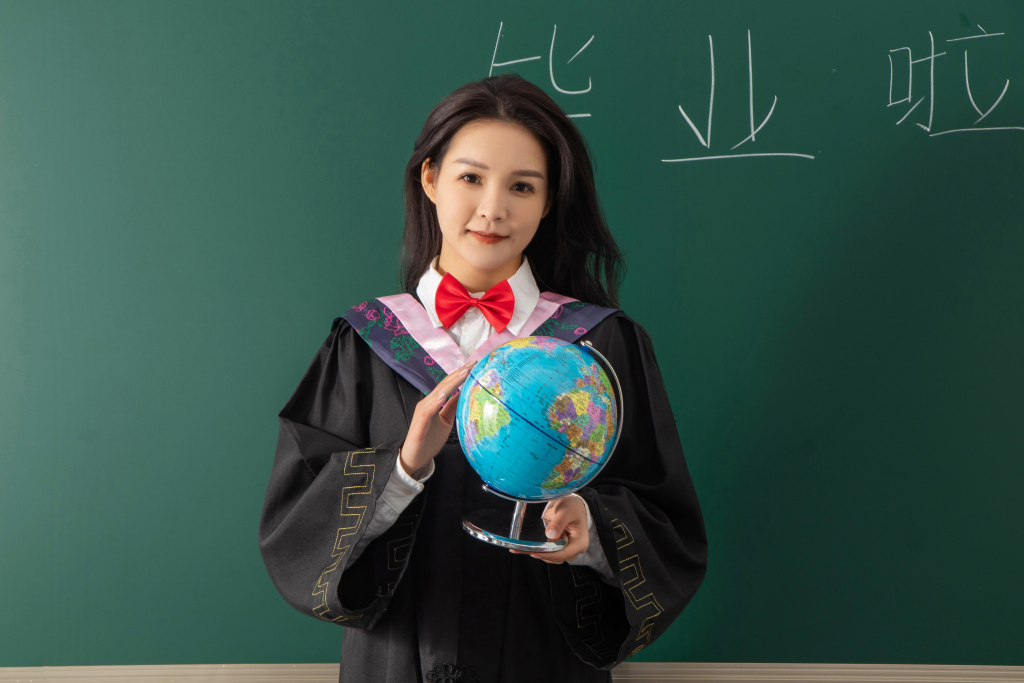 披着头发的毕业女生高清图版权图片下载