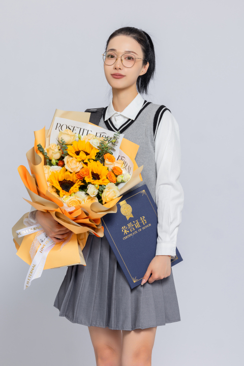 左手拿着花女大学生高清图版权图片下载