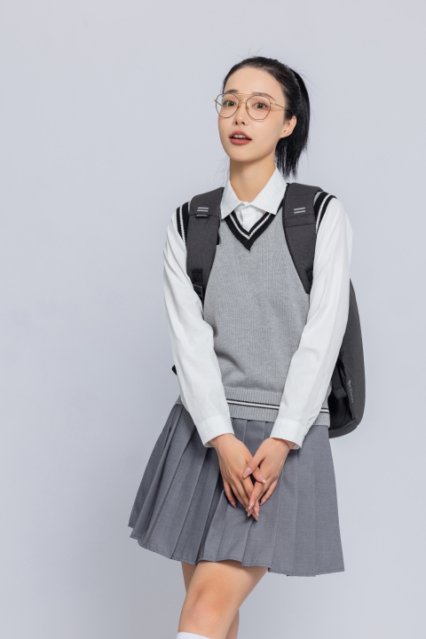 背着双肩包双手垂放的女学生高清图版权图片下载