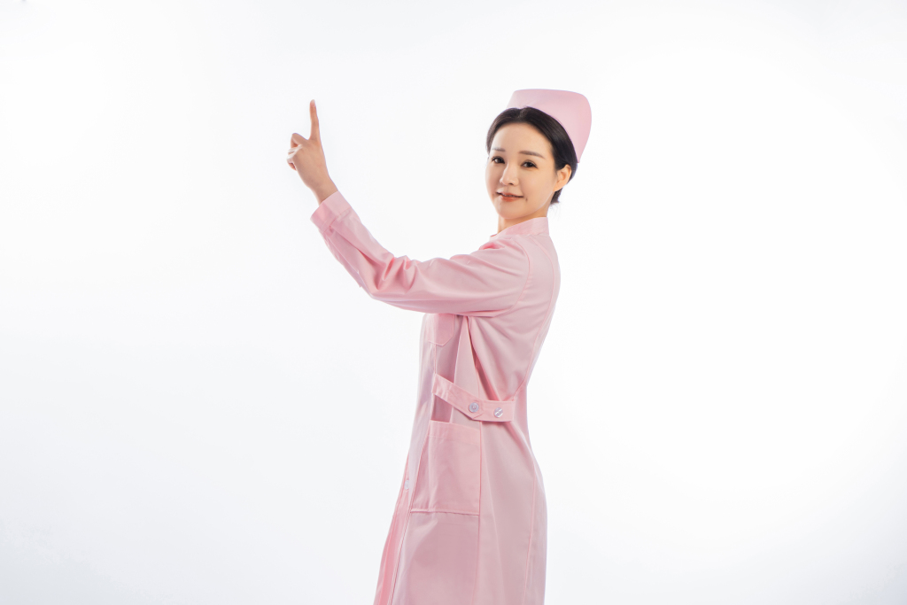 女护士举手指看镜头高清图版权图片下载