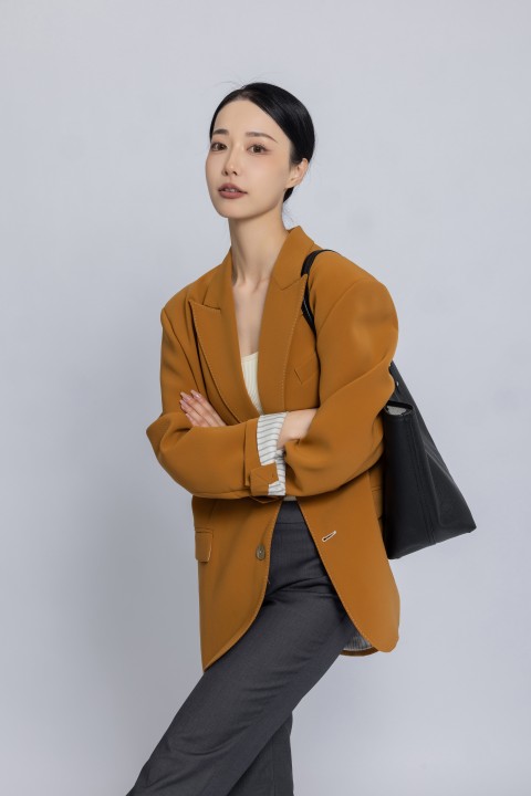 帅气聪明的现代女性高清图版权图片下载