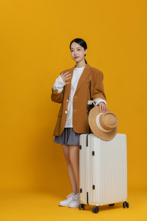 夏季出游拖行李箱的女生高清图版权图片下载