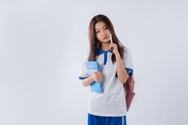 低头思考的女同学