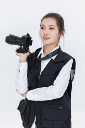 专业女摄影师工作实拍图