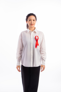 站立的温柔女孩实拍图